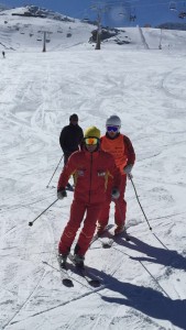 Primer plano de monitor y alumno esquiando