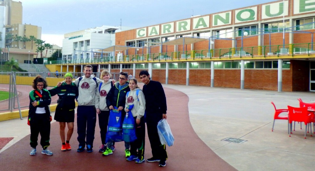 Miembros de Fadec a la entrada de la ciudad deportiva de Carranque