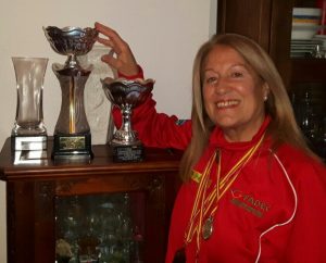 Rosa Isabel posando junto a algunos de sus trofeos