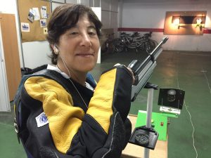 Ana María Estrada en su entrenamiento de tiro en la Delegación Territorial