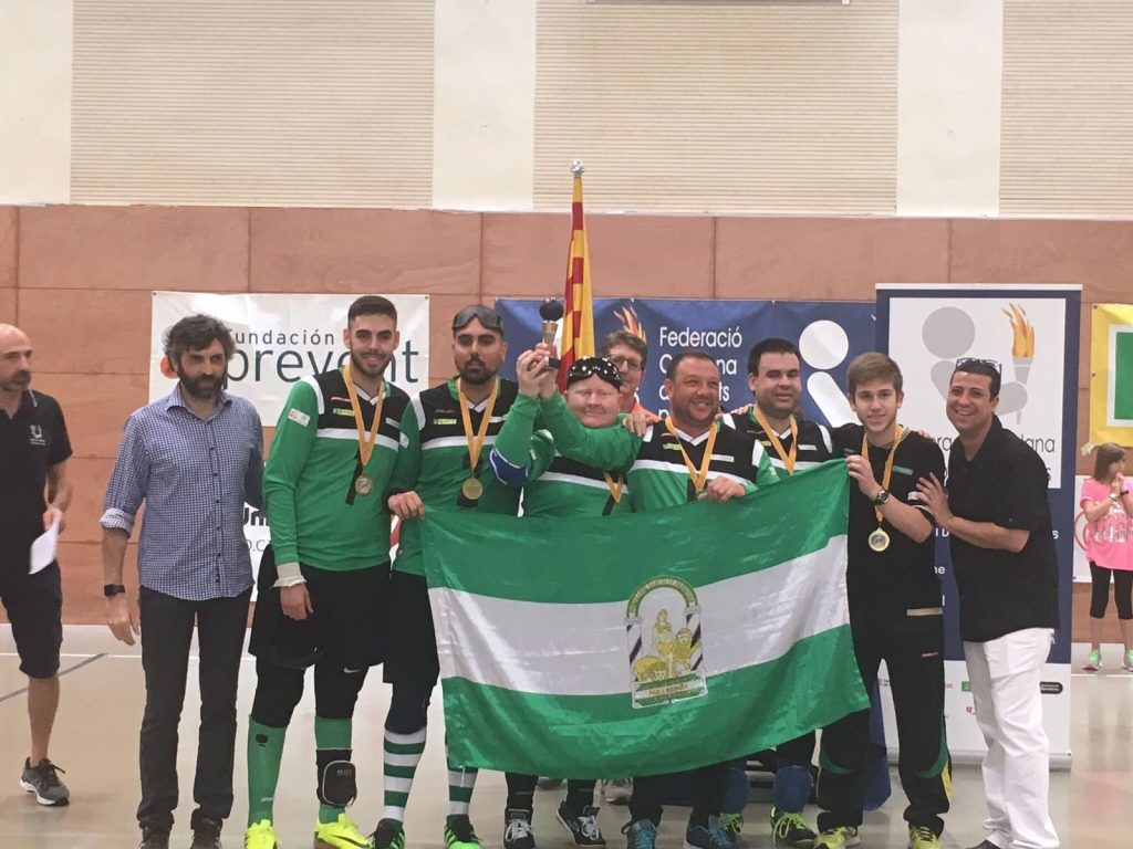 El equipo andaluz celebra su triunfo agitando la bandera de Andalucía