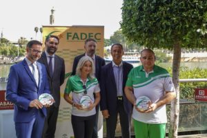 Los deportistas homenajeados tras la firma del convenio FADEC-Grupo Abades | Foto: Manuel Troncoso